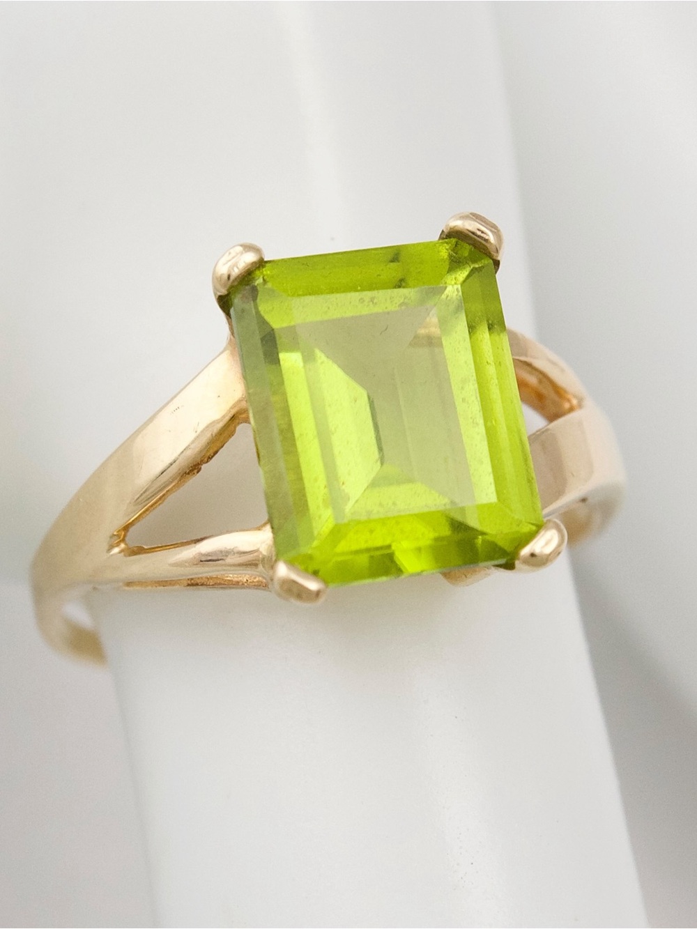 Vintage 14K Yellow Gold Emerald-Cut Peridot Solitaire Ring Size 7.5